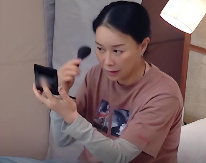 点”的李沁惊艳整个人面相变了惊鸿一瞥CQ9电子有限公司一档综艺被“一脸斑(图15)